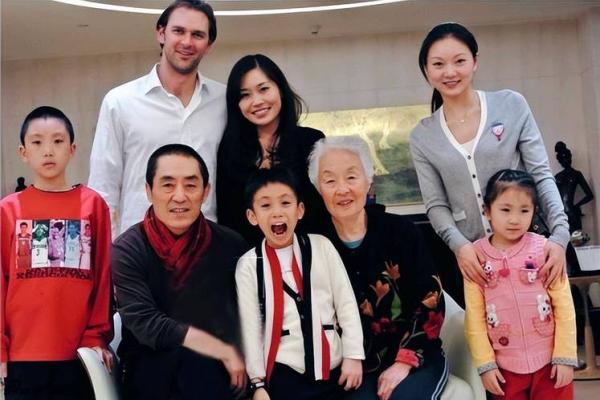 7旬夫妻为3岁女儿庆生 章子怡为1岁女儿庆生