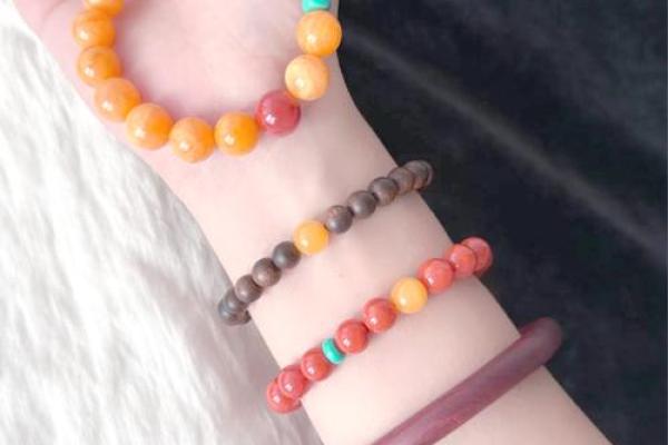 蜜蜡手串属相搭配指南哪些生肖戴最招财，不看后悔