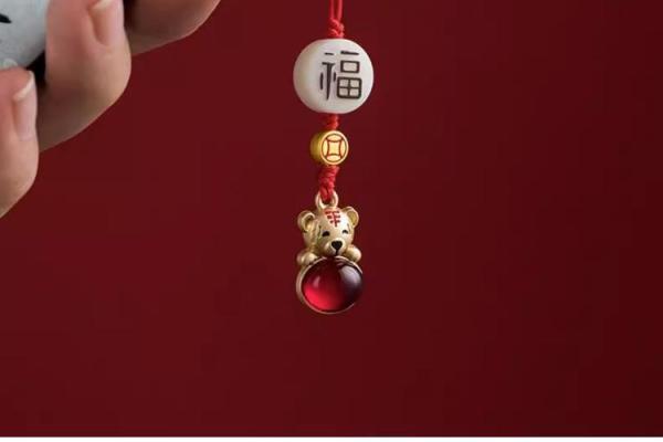2010年属虎的人今年应该佩戴什么吉祥物开运？
