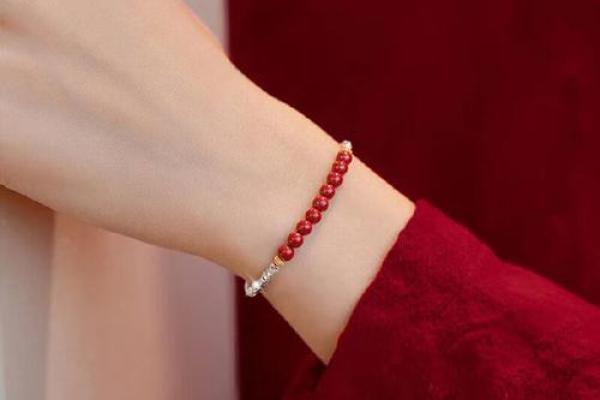 2024年属龙女性本命年适合戴什么红色手链或转运珠比较好？