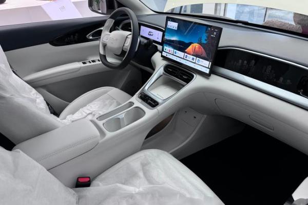 请问今年二月份哪天提车最吉利？需要具体的时辰和当天的宜忌分析