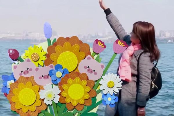 今年教师节是几月几日？我想提前准备祝福和礼物