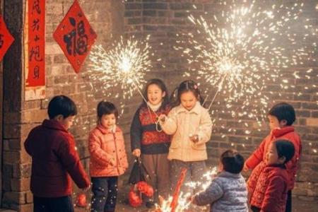 请问今年春节哪天最适合贴春联，是除夕还是初一早上